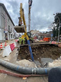 Operarios retirando agua y lodos del socavón.
