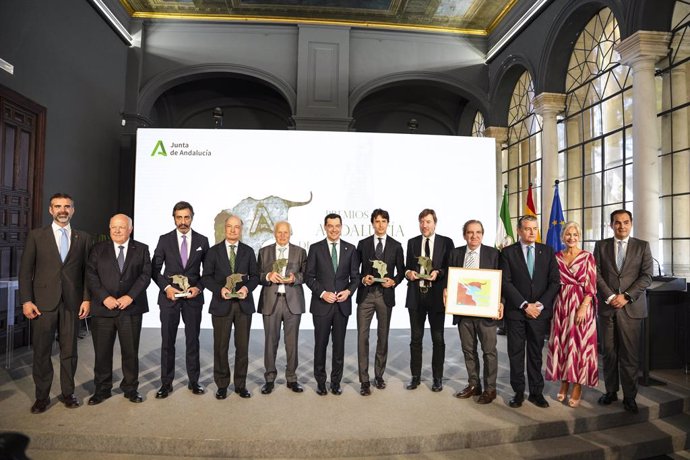 O presidente da Junta de Andalucía, Juanma Moreno, preside a foto de família com os vencedores do prêmio durante a II Edição do Andalusia Bullfighting Awards no Palacio de San Telmo, em 26 de março de 2025, em Sevilha (Andaluzia, Espanha). O presi