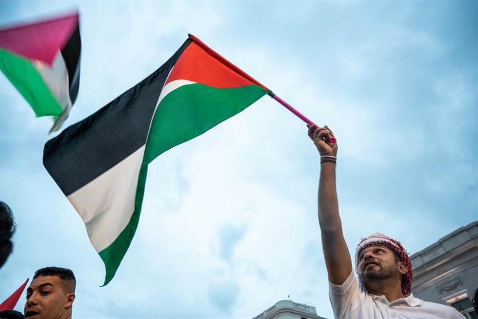 Archivo - Un hombre con una bandera de Palestina durante una manifestación en apoyo al pueblo palestino, desde la Puerta del Sol, a 15 de octubre de 2023, en Madrid (España)