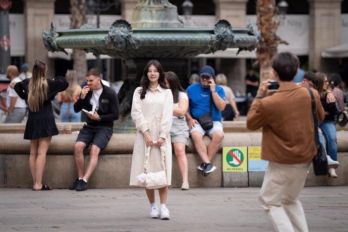 Archivo - Diversos turistes al centre de Barcelona