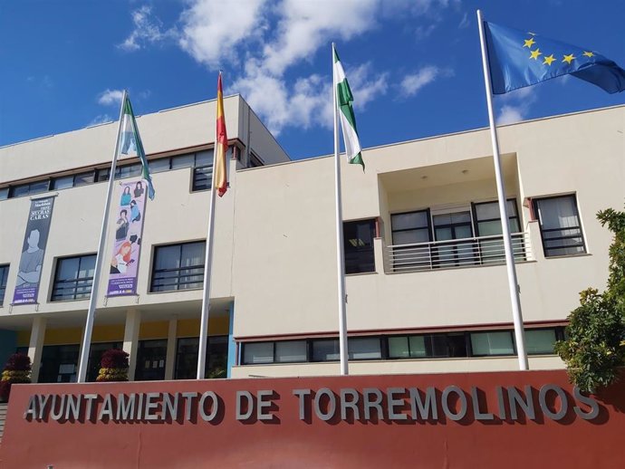 Archivo - Imagen de archivo de la fachada del Ayuntamiento de Torremolinos.