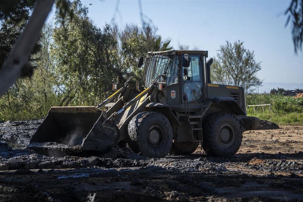 Trabajos de dragado de la acequia del Puerto de Catarroja afectado por la dana