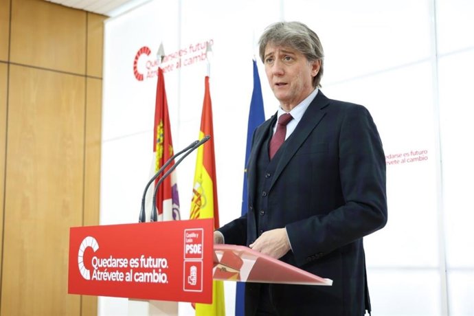 El secretario general del PSOE de Castilla y León, Carlos Martínez, en una comparecencia ante los medios este lunes, 17 de marzo.