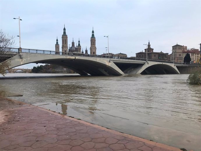 Archivo - El Ebro a su paso por el puente de Santiago