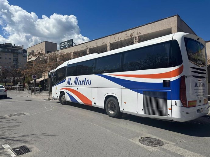 Un autobús realizando su servicio en la provincia de Jaén.
