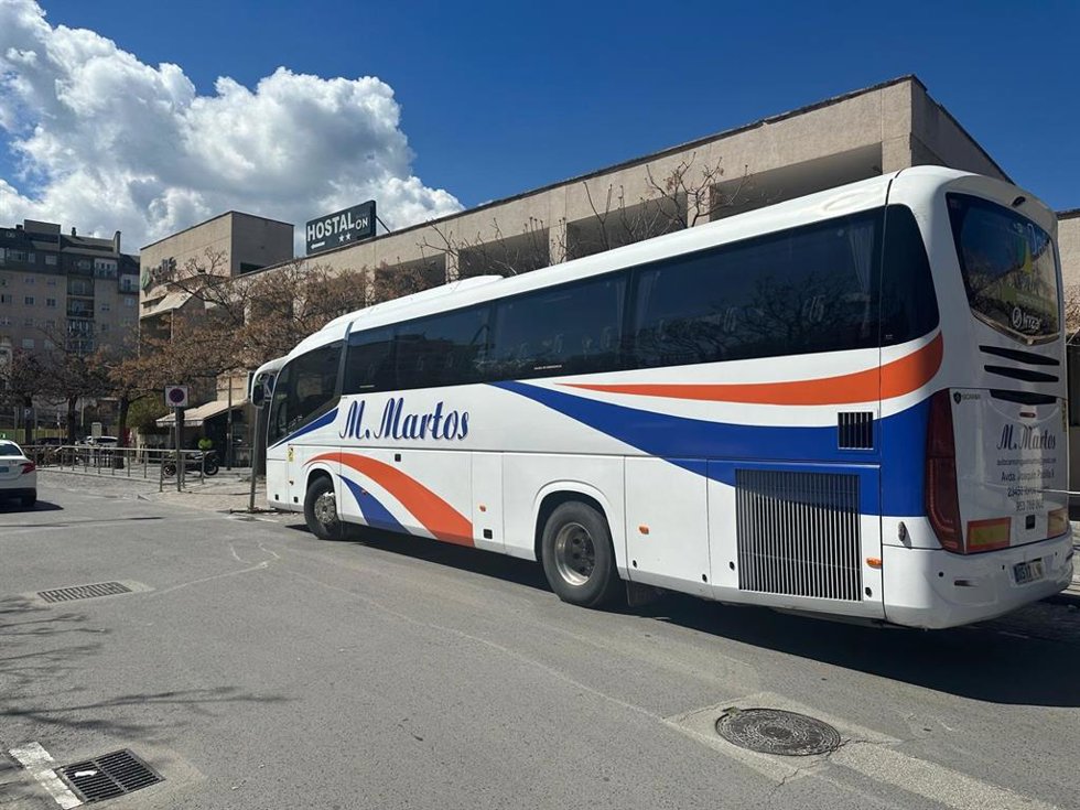 Un autobús realizando su servicio en la provincia de Jaén.