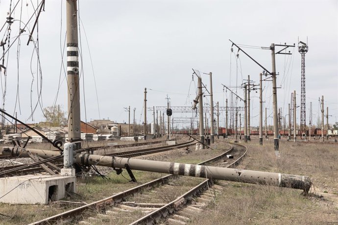 Archivo - Arquivo - 11 de abril de 2023, Lyman, Ucrânia: Linhas de energia quebradas em um entroncamento ferroviário devido ao bombardeio na cidade de Lyman.