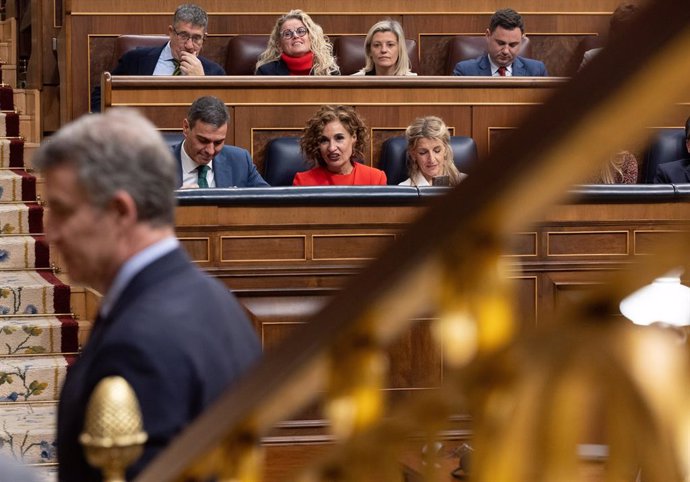(E-D) El president del Govern, Pedro Sánchez; la vicepresidenta primera i ministra d'Hisenda, María Jesús Montero i la vicepresidenta segona i ministra de Treball, Yolanda Díaz, durant una sessió plenària al Congrés dels Diputats, a 26 de decembre.
