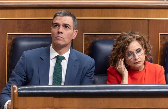 El presidente del Gobierno, Pedro Sánchez, y la vicepresidenta primera y ministra de Hacienda, María Jesús Montero, durante una sesión de control al Gobierno, en el Congreso de los Diputados, a 26 de marzo de 2025, en Madrid (España).