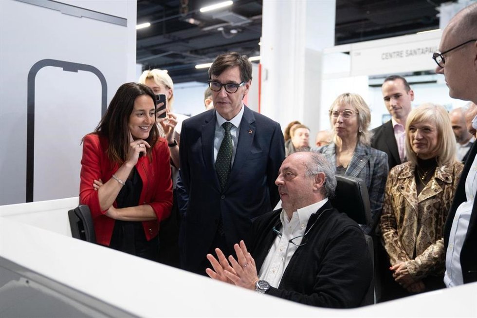 Esther Niubó, Salvador Illa, Teresa Sambola y Pilar Díaz en uno de los estands