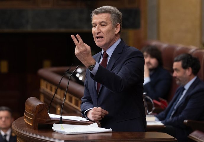 O presidente do PP, Alberto Núñez Feijóo, fala durante uma sessão plenária no Congresso dos Deputados, em 26 de março de 2025, em Madri (Espanha). O Presidente do Governo Pedro Sánchez comparece ao Congresso dos Deputados da Espanha para defender o