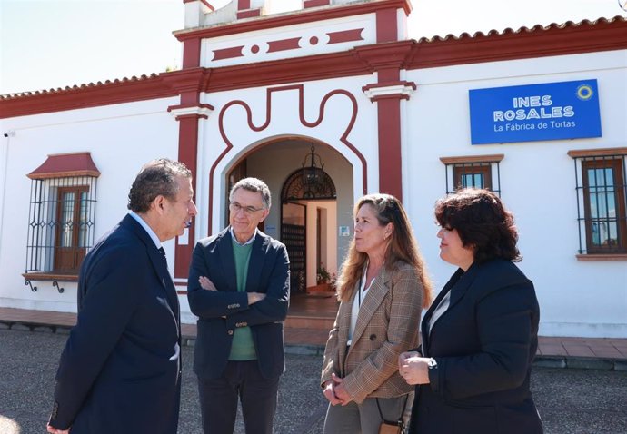 Javier Fernández visita las instalaciones de la empresa Inés Rosales en Huévar del Aljarafe