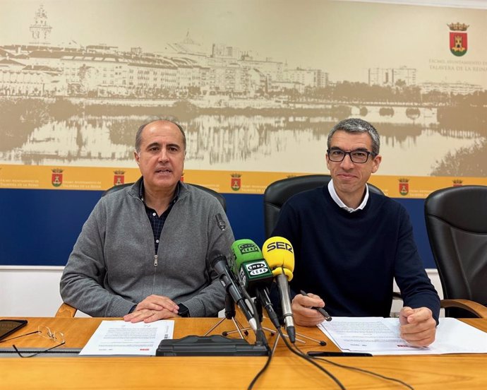El portavoz Municipal, Jesús García-Barroso, junto al portavoz socialista Luis Enrique Hidalgo.