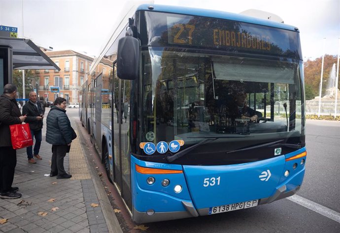 Archivo - Un autobús de la EMT, a 4 de diciembre de 2023, en Madrid (España). 