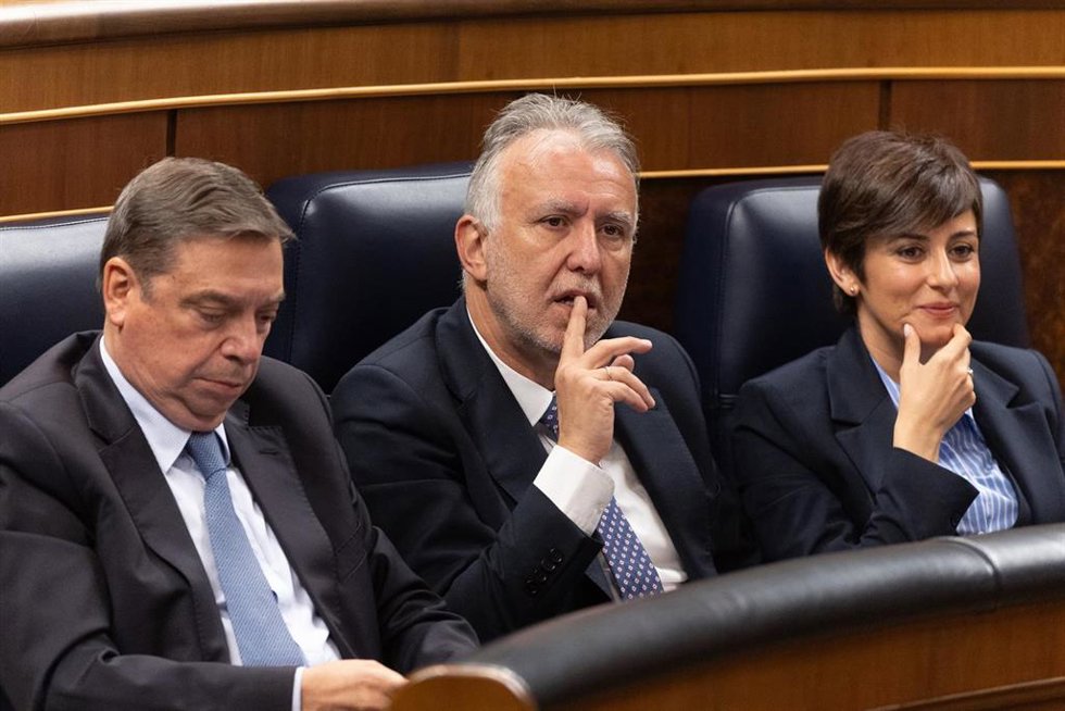 Archivo - (I-D) El ministro de Agricultura, Pesca y Alimentación, Luis Planas, el ministro de Política Territorial y Memoria Democrática, Ángel Víctor Torres, y la ministra de Vivienda, Isabel Rodríguez, durante un pleno en el Congreso de los Diputados,