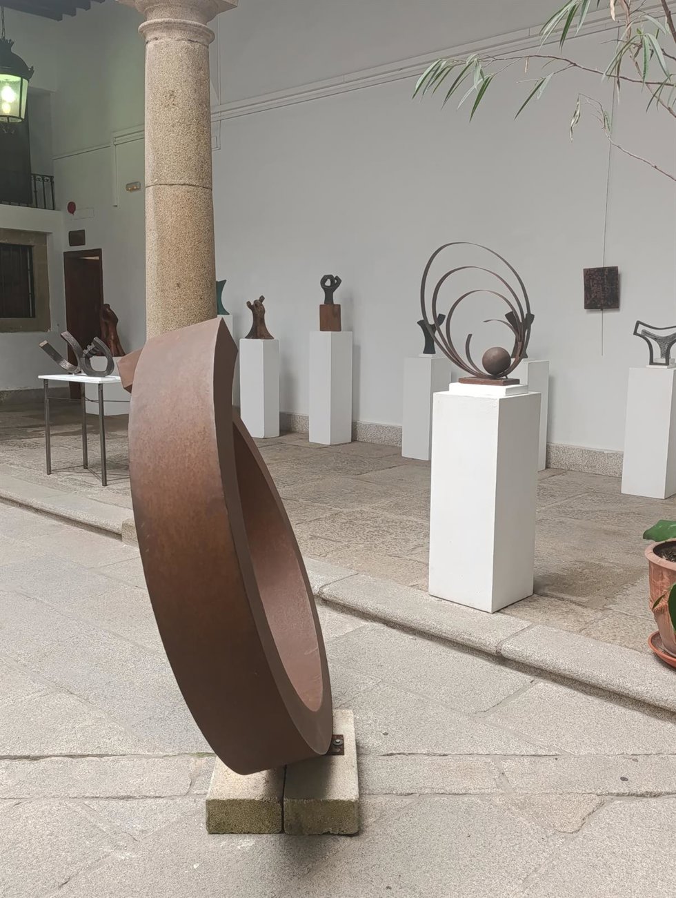 Esculturas de Ángel Jiménez que pueden verse en el complejo cultural Santa María de Plasencia