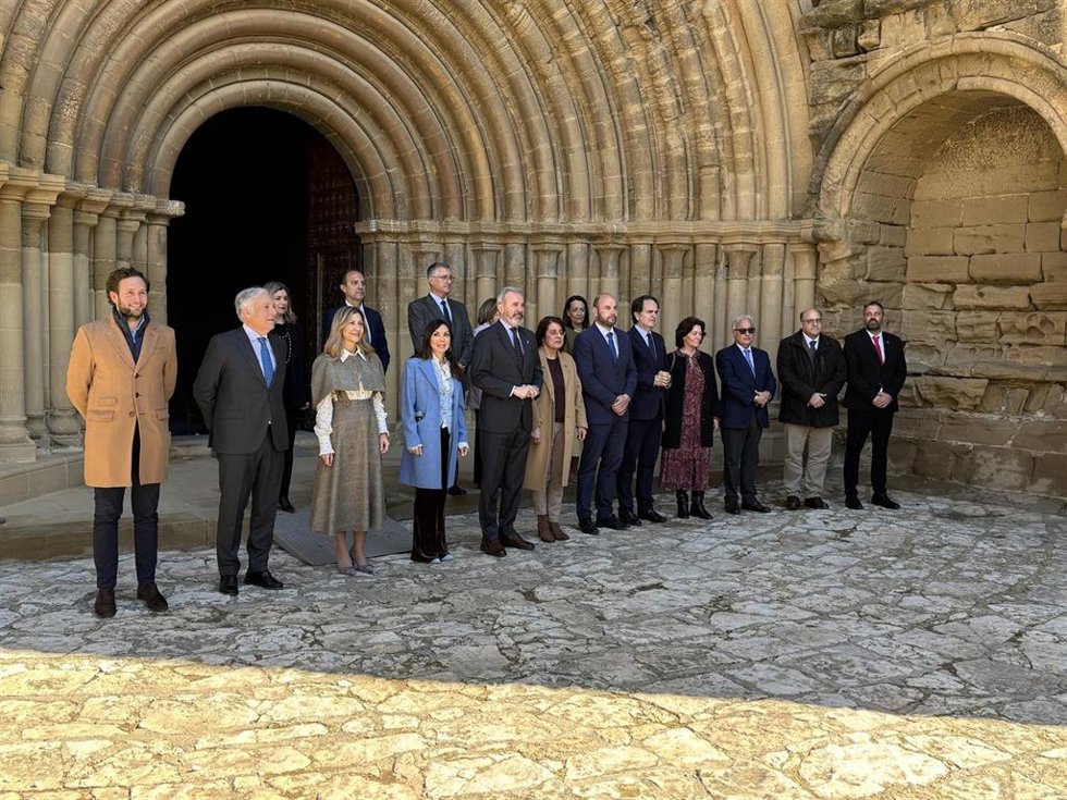Autoridades, encabezadas por el presidente del Gobierno de Aragón, Jorge Azcón, en la reapertura del Monasterio de Santa María de Sijena.
