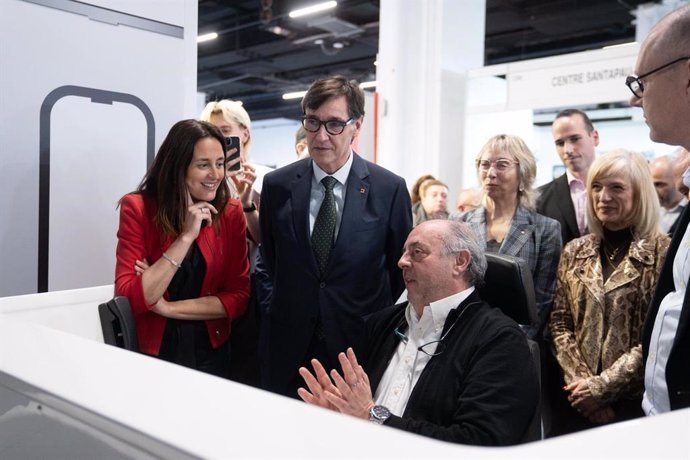 Esther Niubó, Salvador Illa, Teresa Sambola i Pilar Díaz en un dels estands