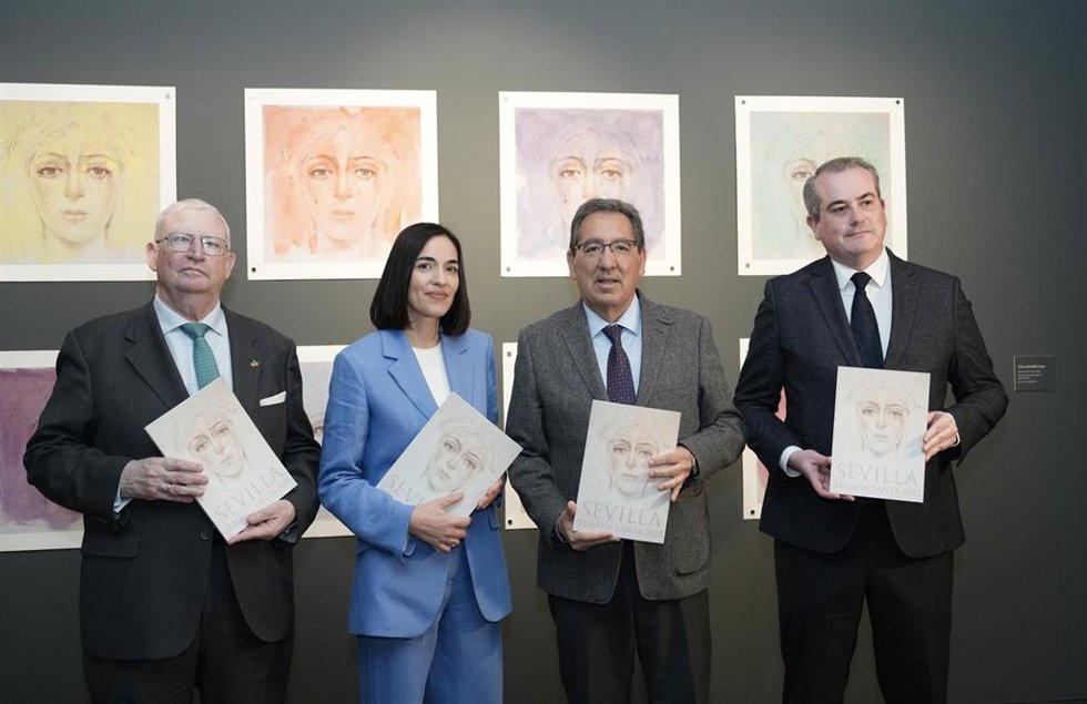 Antonio Pulido y Virginia Saldaña, en el centro de la imagen, en la inauguración de la muestra sobre el cartel de la Semana Santa de Sevilla, en la Fundación Cajasol.