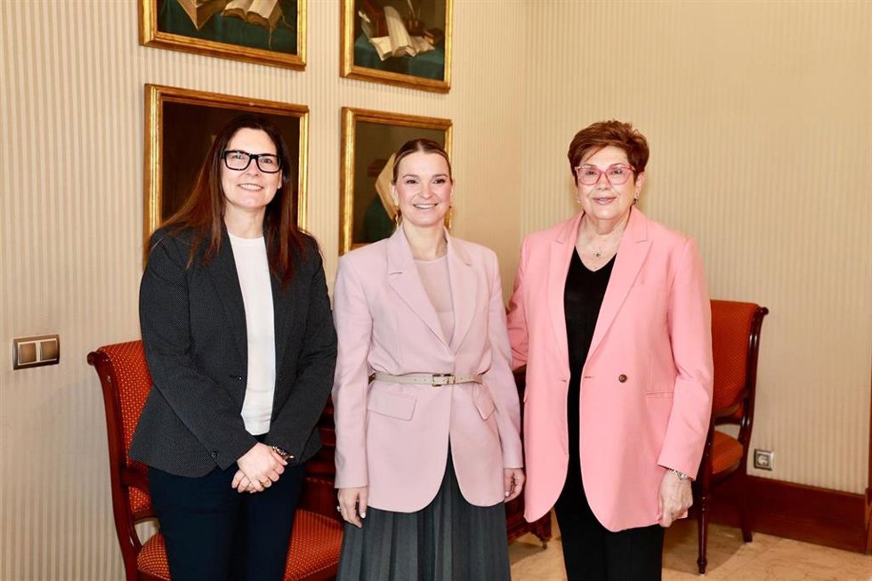 La presidenta, del Govern, Marga Prohens, con la directora territorial de Relaciones Externas de Mercadona en Baleares i Canarias, Paqui Planells, y la responsable de Relaciones Externas de Mercadona en Baleares, Bárbara Ordás.
