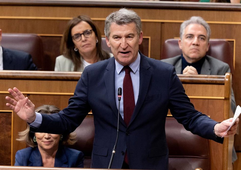 El presidente del PP, Alberto Núñez Feijóo, interviene durante una sesión de control al Gobierno, en el Congreso de los Diputados, a 26 de marzo de 2025, en Madrid (España).
