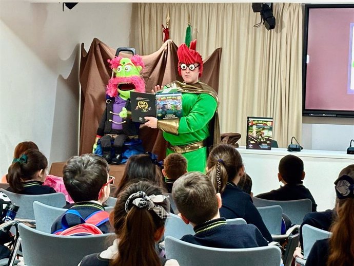 Conmemoración  del Día del Cómic en Huelva con una actividad celebrada en el Salón de Actos de la Biblioteca Provincial que ha contado con la presencia del superhéroe Biblos.