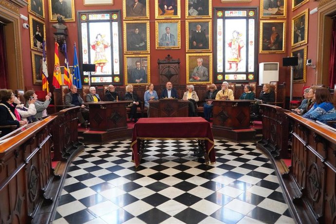 Visita de dos asociaciones de personas mayores al Ayuntamiento de Palma.