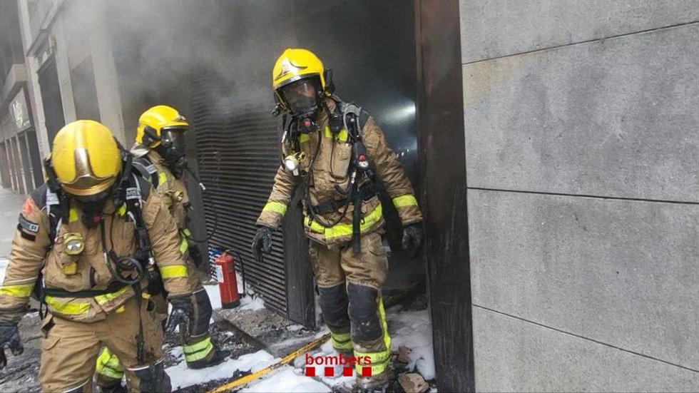 Los Bombers de la Generalitat ventilan el interior del supermercado incendiado en Girona y de los pisos afectados