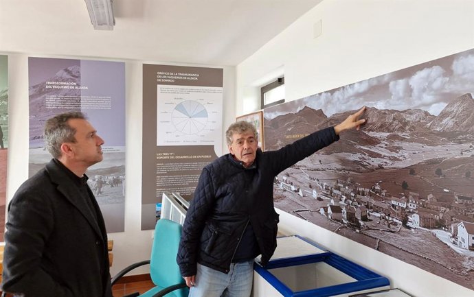 El consejero de Ordenación de Territorio, Urbanismo, Vivienda y Derechos Ciudadanos, Ovidio Zapico, y el alcalde de Somiedo, Belarmino Fernández.