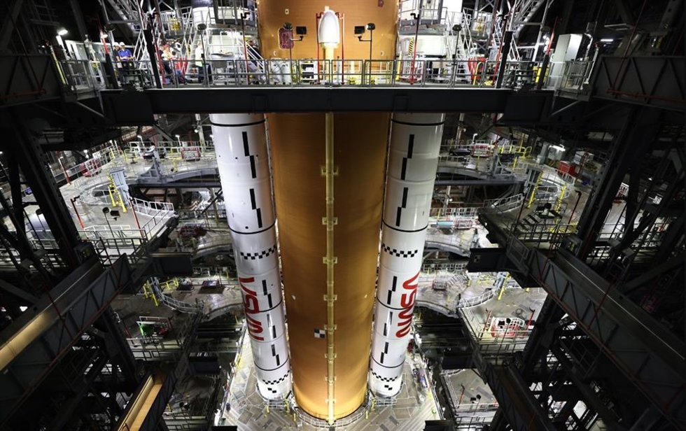 La etapa central de Artemis II se eleva a la Bahía Alta 3 dentro del Edificio de Ensamblaje de Vehículos en el Centro Espacial Kennedy el domingo 23 de marzo de 2025.