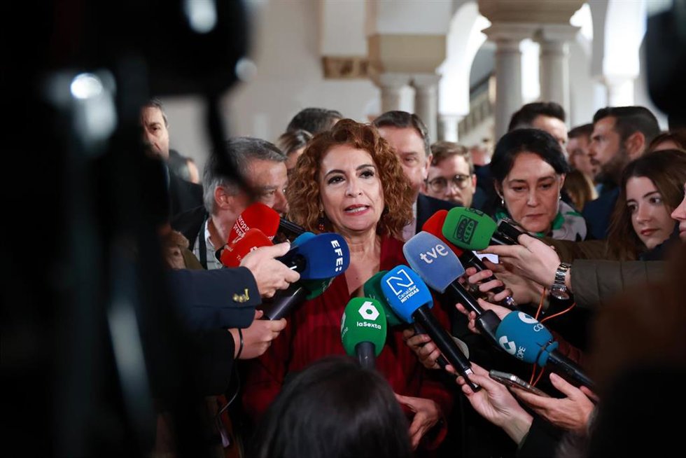 La vicepresidenta primera del Gobierno y ministra de Hacienda, María Jesús Montero, atiende a los medios en el Parlamento andaluz. (Foto de archivo).