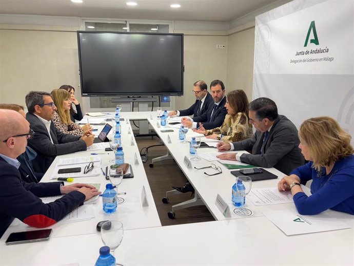 La delegada de la Junta rn Málaga, Patricia Navarro, ha mantenido una reunión de coordinación con los delegados territoriales para analizar las actuaciones de recuperación de la Junta en los municipios afectados por las fuertes lluvias.