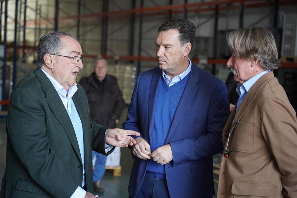 El presidente del Puerto de Huelva, Alberto Santana, y el presidente del Banco de Alimientos de Huelva, Juan Manuel Díaz Cabrera.