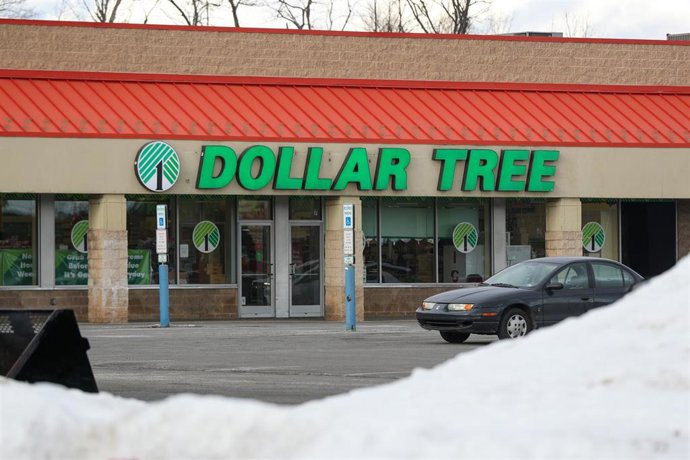 Archivo - January 29, 2025, Shenandoah, Pennsylvania, United States: An exterior view of a Dollar Tree store in Shenandoh, Pennsylvania. Dollar Tree is a discount variety store which operates more than 8,000 stores in the United States and Canada.