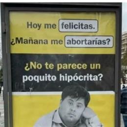 Cartel de la Asociación Católica de Propagandistas en los mupis de Oviedo.