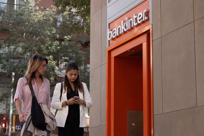 Archivo - Fachada del banco Bankinter, a 4 de octubre de 2024, en Barcelona, Catalunya (España). 
