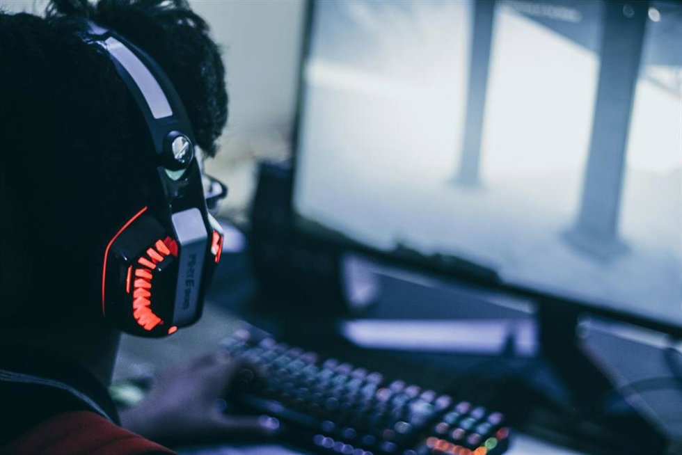 Recurso de un chico jugando a un videojuego en un ordenador