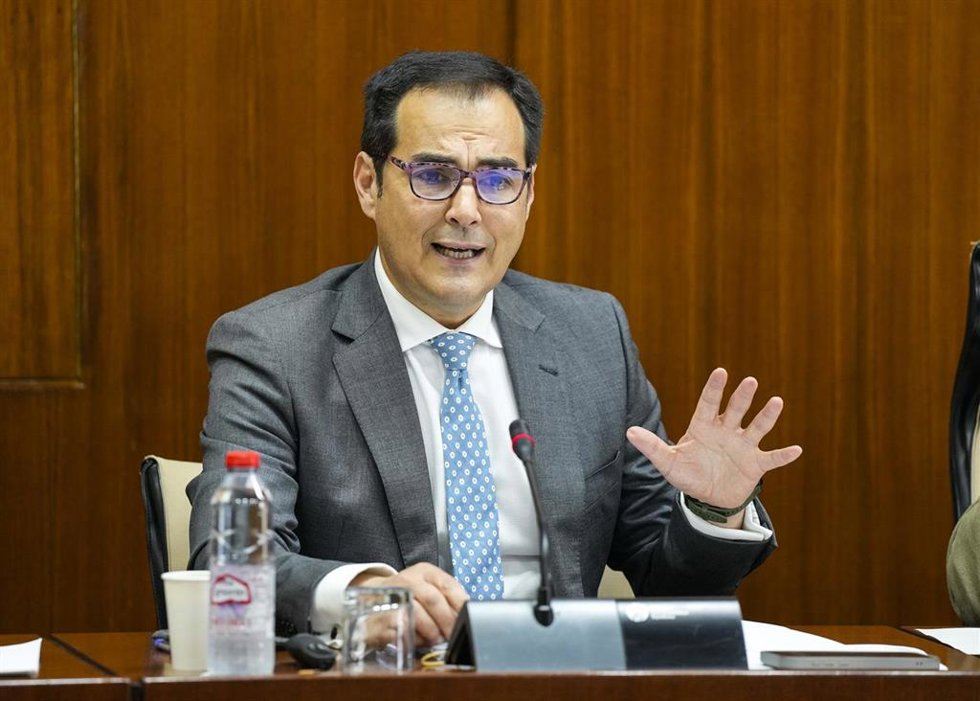 El consejero de Justicia, Administración Local y Función Pública, José Antonio Nieto, comparece en comisión parlamentaria.