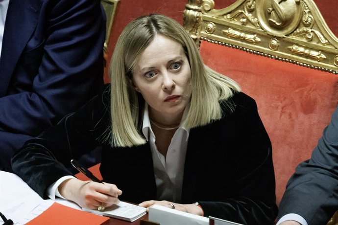 18 de março de 2025, Itália, Roma: A primeira-ministra italiana Giorgia Meloni reage ao chegar para discursar no Senado antes de uma reunião do Conselho Europeu. Foto: Roberto Monaldo/LaPresse via ZUMA Press/dpa