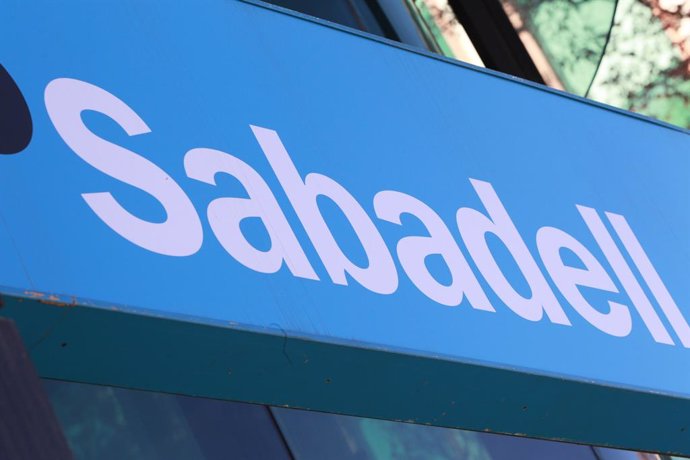 Archivo - Sucursal del Banco Sabadell en Madrid (España).