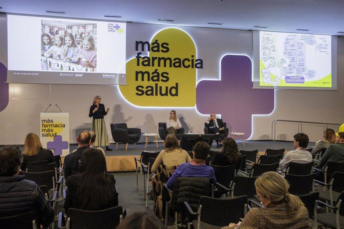 Virtudes Roig habla durante la conferencia 'De la vigorexia a la cosmeticorexia: nuevos retos en salud mental e imagen corporal'.