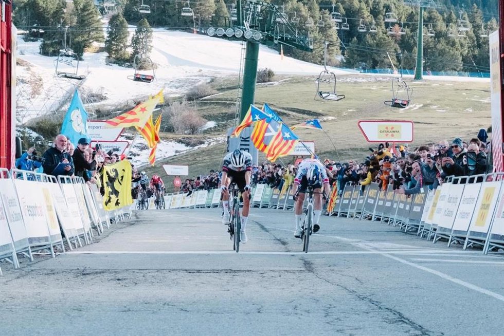 El ciclista español Juan Ayuso (UAE Team Emirates-XRG) ha ganado este miércoles la tercera etapa de la Volta a Catalunya, disputada entre Viladecans The Style Outlets y La Molina sobre 218,6 kilómetros