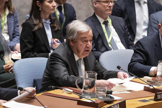 24 de março de 2025, EUA, Nova York: O Secretário-Geral da ONU, Antonio Guterres, fala durante uma reunião do Conselho de Segurança da ONU sobre adaptabilidade nas Operações de Paz da ONU na sede da ONU. A reunião, presidida pelo Ministro das Relações Ext