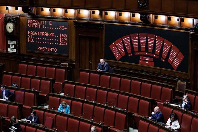 O teabagger da Câmara dos Deputados com o resultado da votação da moção de censura ao Ministro da Justiça Carlo Nordio, Roma, quarta-feira, 26 de março de 2025 (Foto Roberto Monaldo / LaPresse).