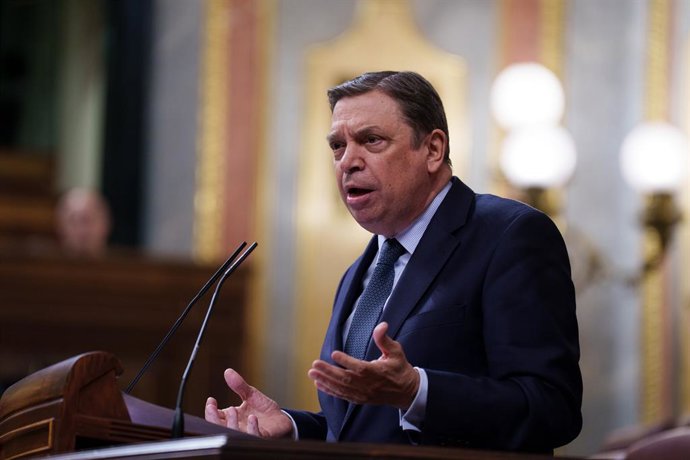 El ministro de Agricultura, Pesca y Alimentación, Luis Planas, interviene durante una sesión de control al Gobierno, a 26 de marzo de 2025, en Madrid (España). El presidente del Gobierno Pedro Sánchez comparece en el Congreso de los Diputados para defende