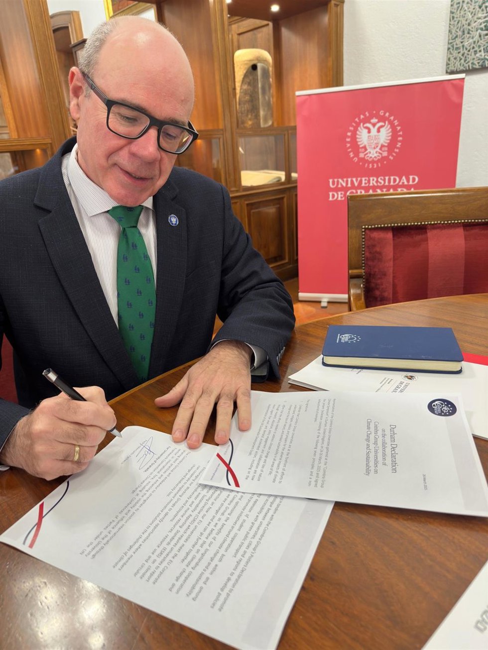 El rector de la Universidad de Granada, Pedro Mercado, firma la Declaración de Durham
