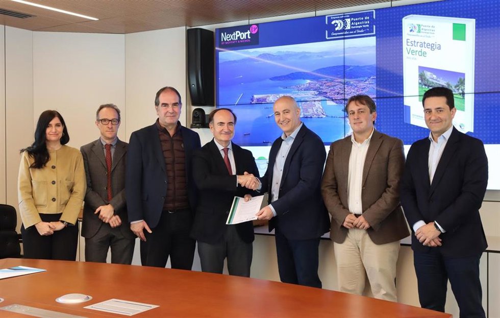 El presidente de la Autoridad Portuaria de la Bahía de Algeciras, Gerardo Landaluce, junto al cofundador de NextPort, Óscar Pernía, tras adherirse a la Estrategia Verde de la APBA