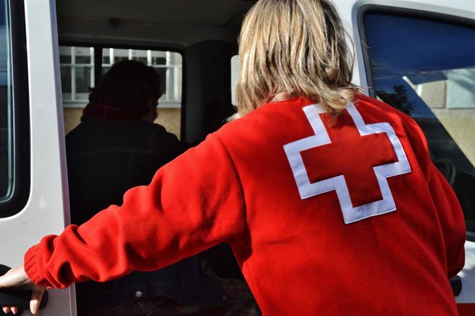 Una voluntaria de Cruz Roja.