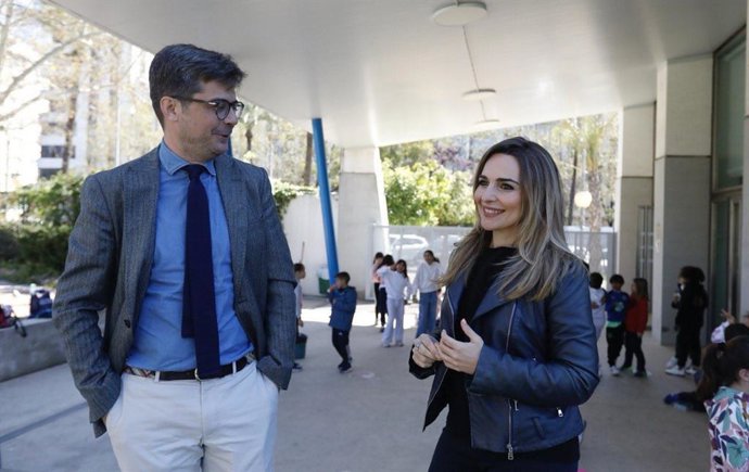 La delegada de Educación e Infancia del Ayuntamiento de Córdoba, Narci Ruiz, y el delegado territorial de Desarrollo Educativo y Formación Profesional de la Junta de Andalucía en Córdoba, Diego Copé.