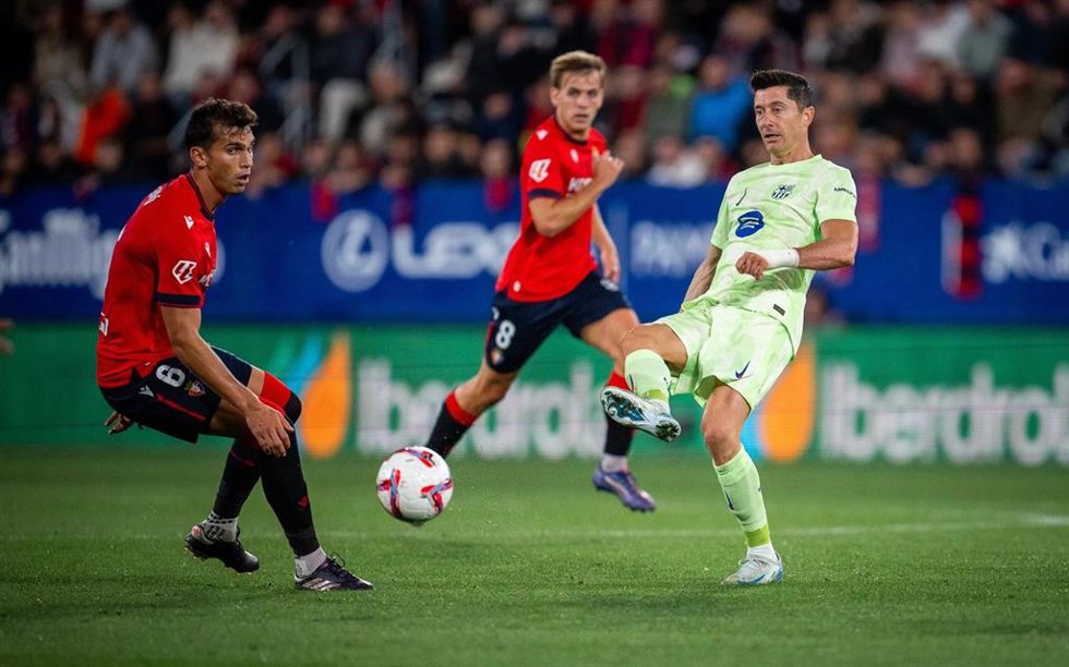 Robert Lewandowski durante el Osasuna-Bara
